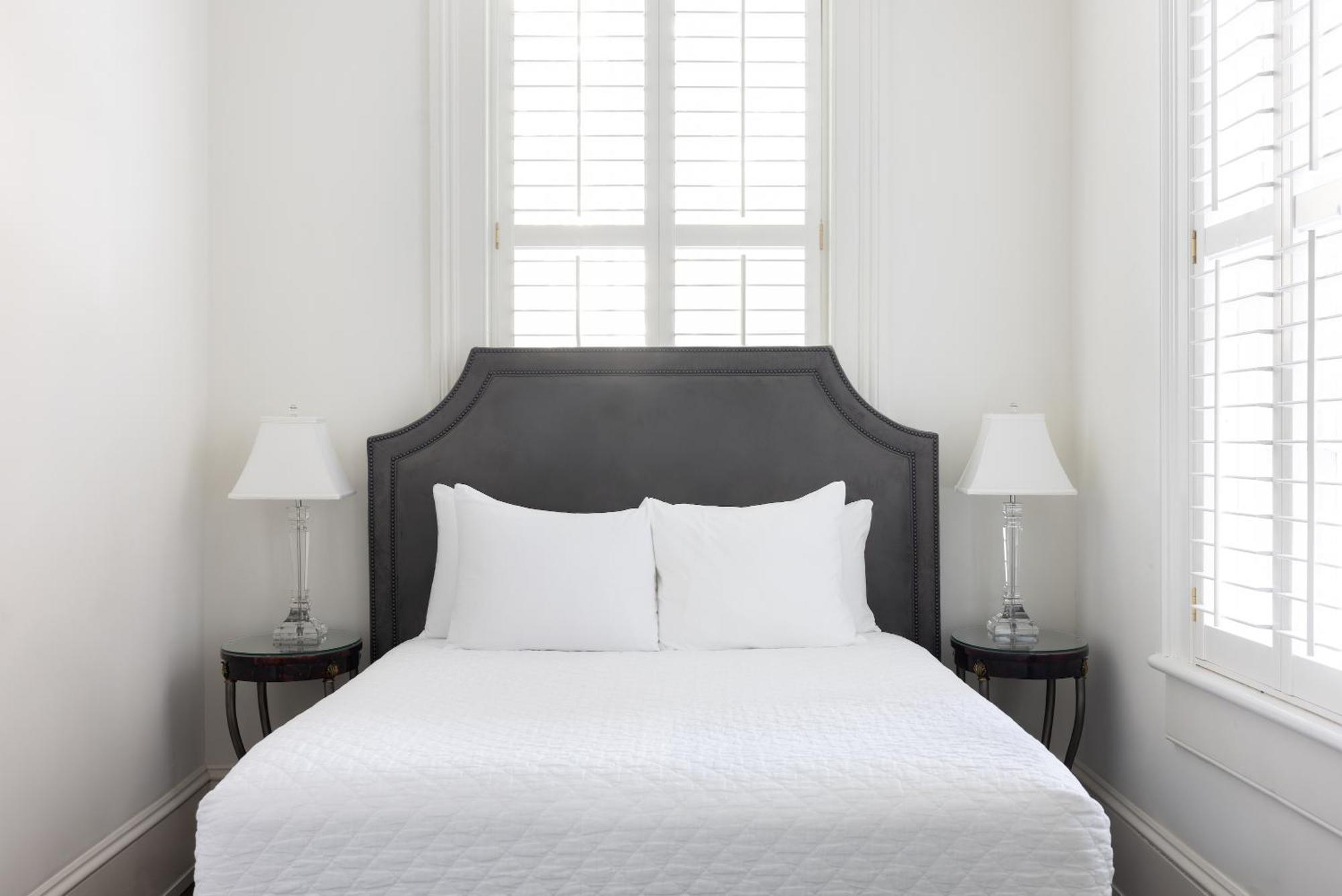 Kasa Jules Savannah Room photo